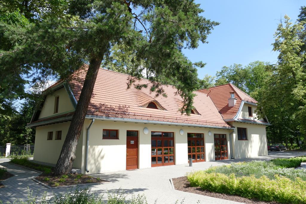 Ckm Centrum Konferencyjne Mazowsze Otrebusy Exterior photo